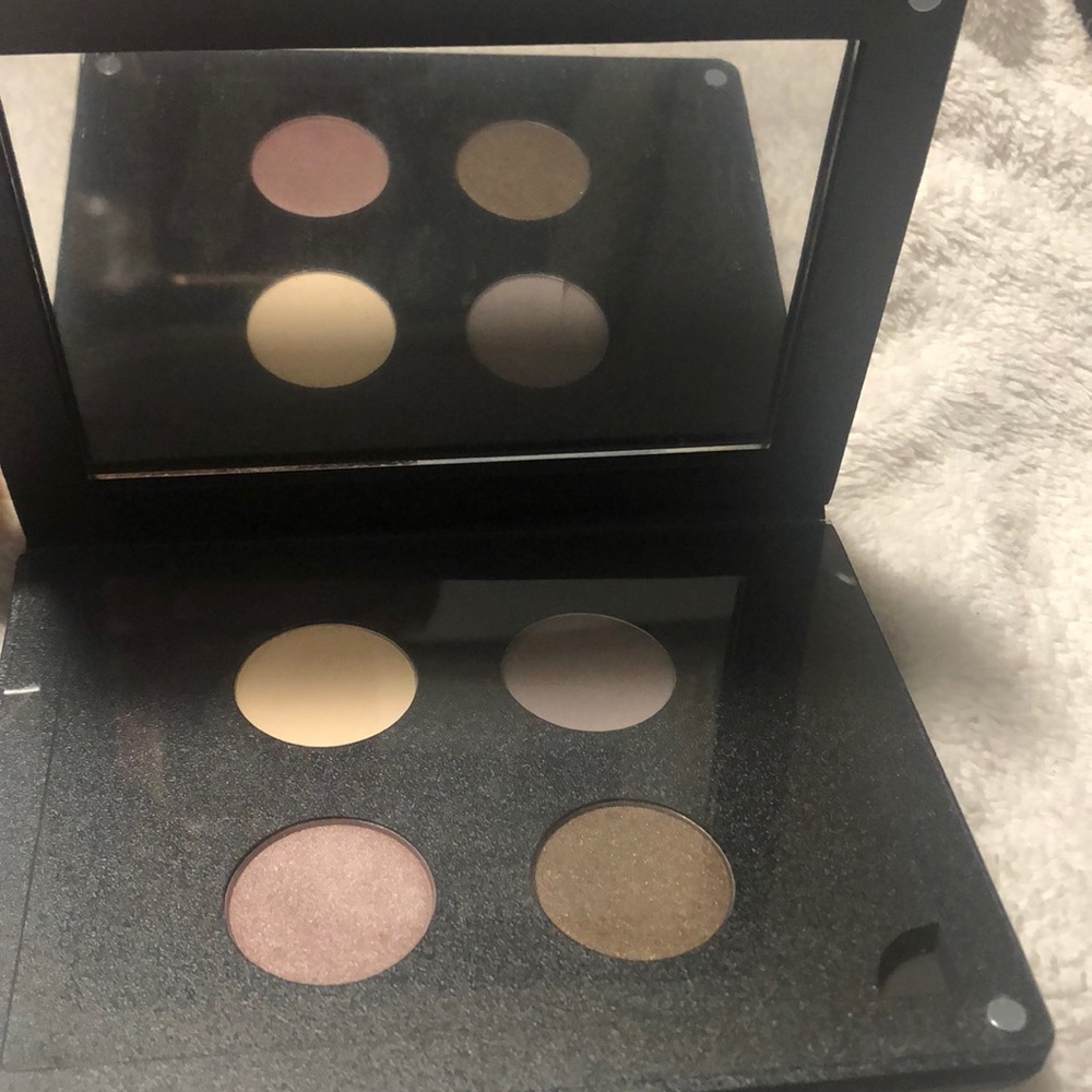 Ittsē magnetic palette